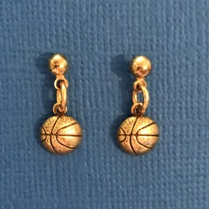 Boucles d’oreilles minuscules de basket-ball