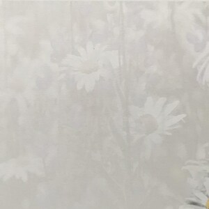 Puede incluir: Una impresi&oacute;n rectangular con un fondo suave y desvanecido de flores de margarita blancas. El lado derecho de la imagen muestra tres margaritas n&iacute;tidas y distintas con p&eacute;talos blancos y centros amarillos prominentes, contrastando con el fondo brumoso.