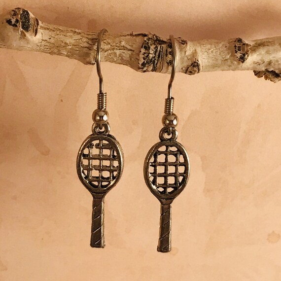 Boucles D'oreilles Fantaisie Raquette De Tennis Argentées - Neuf Sans Emballage