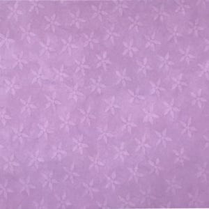 Puede incluir: Un fondo de color morado claro con un patr&oacute;n repetitivo de peque&ntilde;as flores de cinco p&eacute;talos en un tono morado ligeramente m&aacute;s claro. La superficie tiene una textura sutil y uniforme en todas partes, creando un aspecto visual suave y constante.