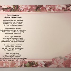 Puede incluir: Una tarjeta rectangular con un borde floral rosa y un poema titulado To my Daughter On her Wedding Day. El texto expresa sentimientos sobre una hija que crece y se casa, e incluye una menci&oacute;n a un alfiler de &aacute;ngel para un ramo de novia.