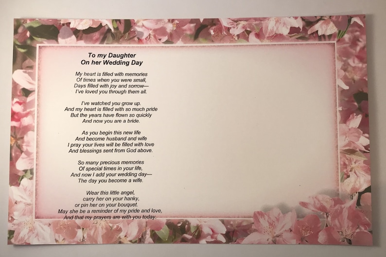 Puede incluir: Una tarjeta rectangular con un borde floral rosa y un poema titulado To my Daughter On her Wedding Day. El texto expresa sentimientos sobre una hija que crece y se casa, e incluye una menci&oacute;n a un alfiler de &aacute;ngel para un ramo de novia.