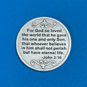 Pu&ograve; includere: Una moneta circolare color argento con il testo: "Perch&eacute; Dio ha tanto amato il mondo da dare il suo unigenito Figlio, affinch&eacute; chiunque crede in lui non perisca, ma abbia la vita eterna. -Giovanni 3:16".