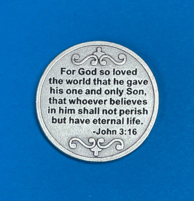Pu&ograve; includere: Una moneta circolare color argento con il testo: "Perch&eacute; Dio ha tanto amato il mondo da dare il suo unigenito Figlio, affinch&eacute; chiunque crede in lui non perisca, ma abbia la vita eterna. -Giovanni 3:16".