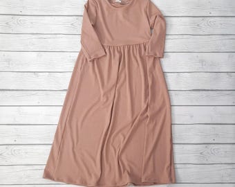 Tan schwere Rippenstrick Maxikleid mit geraffter Taille Herbst Mädchen bescheidene Maxikleider Neutral Kleid für Familienfotos Mädchen mit langen Ärmeln Winter