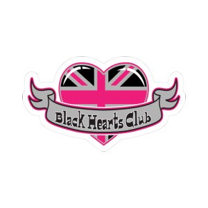 Peut inclure: Autocollant avec un cœur rose orné du drapeau britannique. Une bannière grise porte l'inscription "Black Hearts Club". L'autocollant a une bordure blanche et des éléments décoratifs gris.