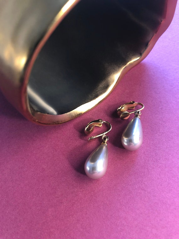 Pair of Pearl Teardrop Earrings