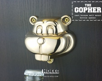 FLASCHENÖFFNER WAND Montiert Skulptur: The gopher
