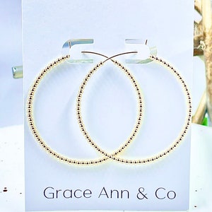 14k gold gefüllte perlenbesetzte Creolen. Perfektes Weihnachtsgeschenk.