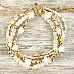 14k Gold filled und Perlen Stretch Stacking Armbänder. Schön als Stapel oder auch einzeln tragbar.