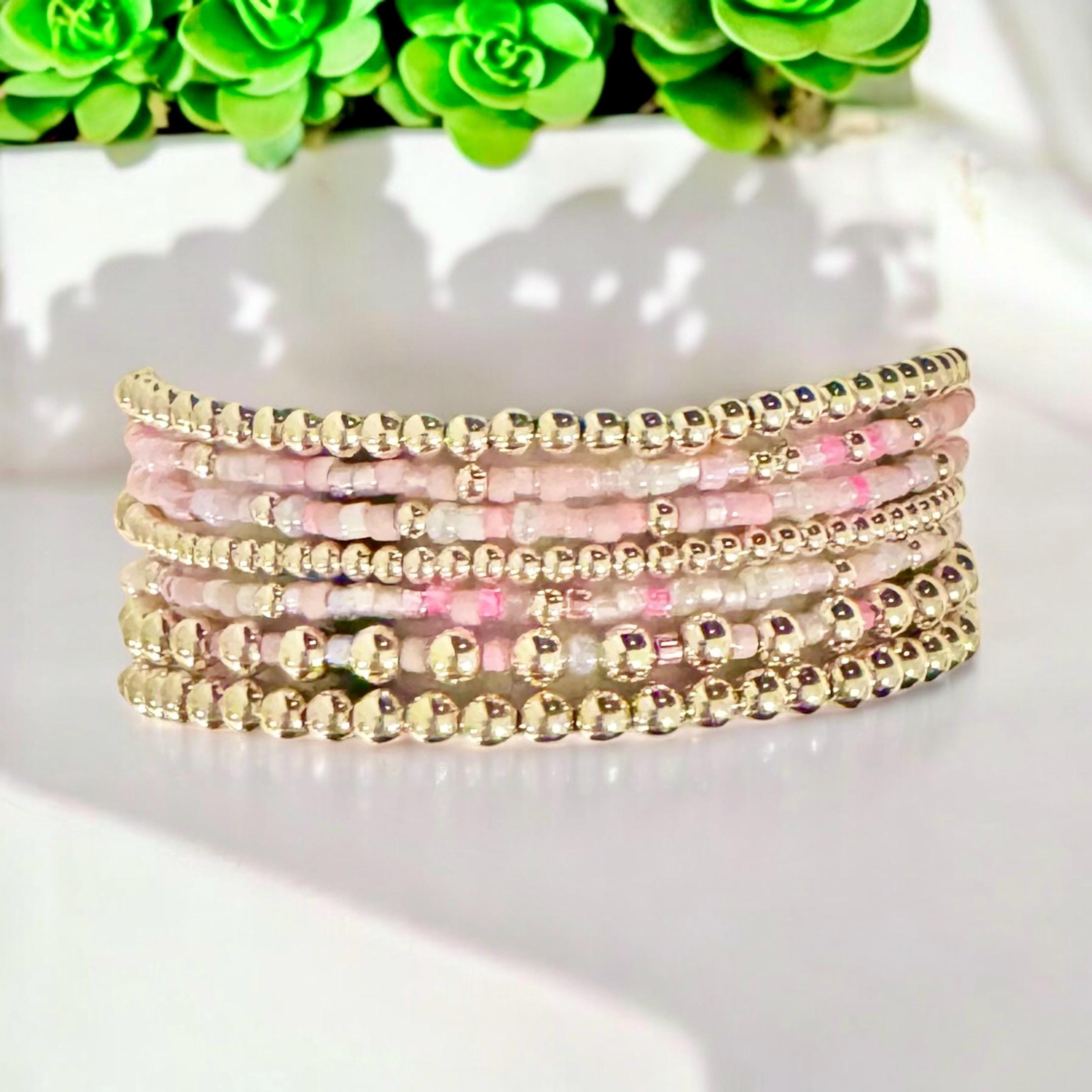 Hellrosa Rocailles und Gold filled Stretch Armbänder.