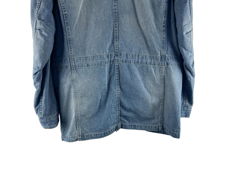 Puede incluir: Una taza de cer&aacute;mica blanca con un asa negra y el texto "But First, Coffee" en negrita negra. La taza se encuentra sobre un fondo borroso, sugiriendo un ambiente acogedor.