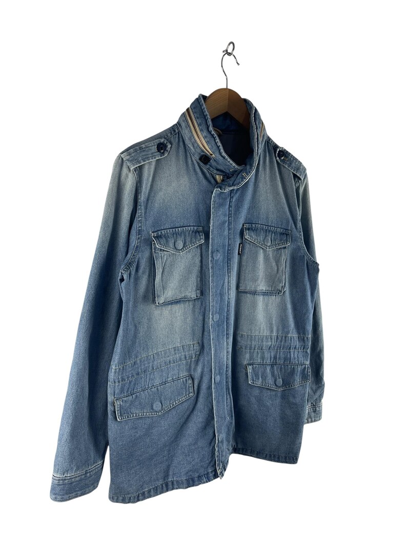 Puede incluir: Un juego de tres tazas de cer&aacute;mica con un acabado moteado y mate. Las tazas son de color crema, marr&oacute;n claro y marr&oacute;n oscuro. Cada taza tiene un dise&ntilde;o simple y minimalista.