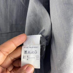 Puede incluir: Un juego de tres tazas de cer&aacute;mica con un acabado moteado y mate. Las tazas son en tonos crema, gris claro y gris oscuro. Cada taza tiene un dise&ntilde;o simple y minimalista y un asa redondeada.