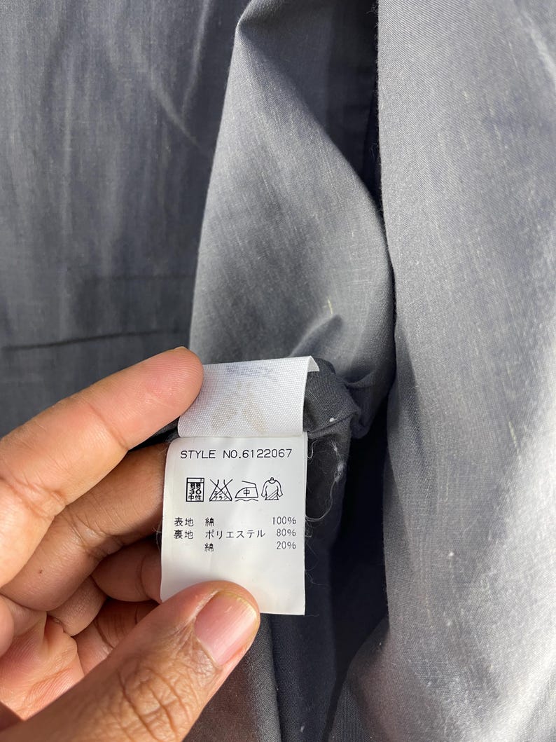 Puede incluir: Un juego de tres tazas de cer&aacute;mica con un acabado moteado y mate. Las tazas son en tonos crema, gris claro y gris oscuro. Cada taza tiene un dise&ntilde;o simple y minimalista y un asa redondeada.