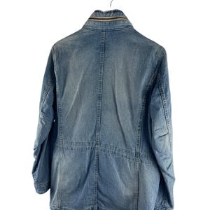 Puede incluir: Un juego de tres tazas de cer&aacute;mica con un acabado mate moteado. Cada taza presenta un color diferente: azul claro, crema y gris. Las tazas tienen un dise&ntilde;o simple y moderno y un asa c&oacute;moda.