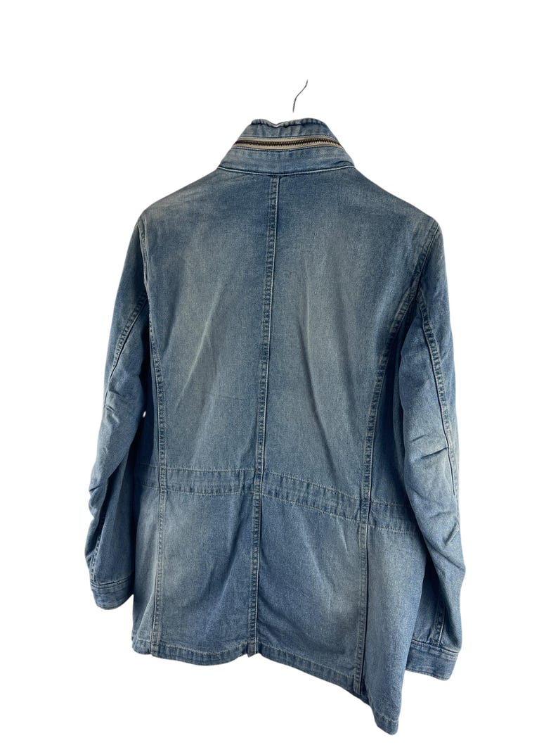 Puede incluir: Un juego de tres tazas de cer&aacute;mica con un acabado mate moteado. Cada taza presenta un color diferente: azul claro, crema y gris. Las tazas tienen un dise&ntilde;o simple y moderno y un asa c&oacute;moda.