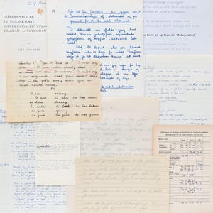 Könnte beinhalten: Eine Sammlung handschriftlicher Notizen und Dokumente, darunter eine Seite mit der Überschrift "DIFFERENTIALER INTEGRALKALKYL..." und eine handgeschriebene Karte mit dem Text "Tomorrow I said...". Die Papiere sind in verschiedenen Sprachen und Stilen.