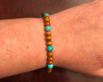 Bracelet with turquoises stones and woods beads. Easy to put on. Gift