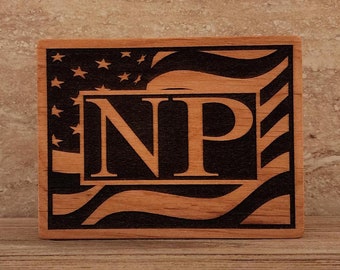 Letrero de bandera de NP, grabado con láser, bloque de madera, estante para colocar en la estantería, enfermera practicante, obsequio de NP, obsequio para practicantes, decoración de la oficina de enfermeras, obsequio para enfermeras de NP