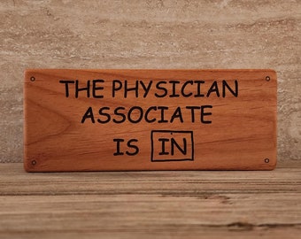 The Physician Associate Is In, lasergegraveerd, houten blok, bord Physician Associate, cadeau voor PA, PA afstuderen, Physician Associate, PA