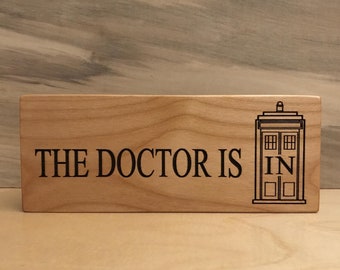 Der Doctor Is In, Holzblock, Dr Who, Lasergravur, Doctor Who Geschenk, Doctor Who Tardis, Doctor Who Party, Dr Who Geburtstag, Dr Who Party