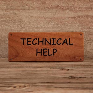 Pode incluir: Uma placa de madeira com o texto "TECHNICAL HELP" em letras pretas.