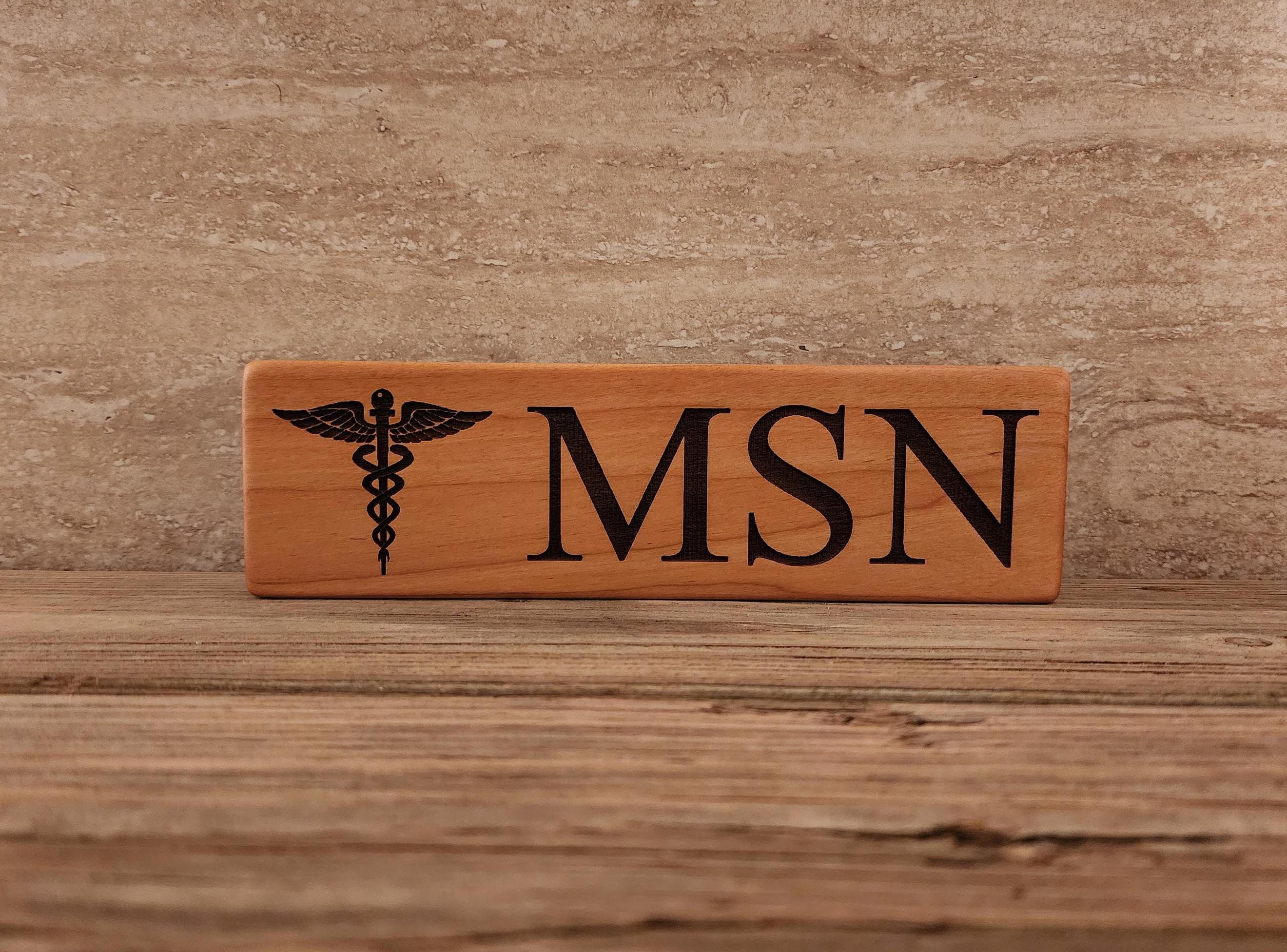 Znak MSN, grawerowany laserowo, stojak na półkę, prezent na MSN, magister pielęgniarstwa, ukończenie studiów pielęgniarskich, prezent na ukończenie studiów MSN, ukończenie studiów pielęgniarskich, msn