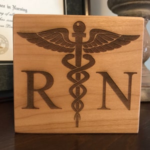RN カドゥケウス、看護師サイン、RN 卒業記念品、看護師の日、登録看護師へのギフト、看護師の誕生日、看護師週間、RN へのギフト、医療サイン