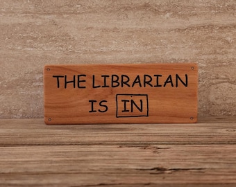 El bibliotecario está aquí, grabado láser, bloque de madera, regalo para bibliotecario, decoración de bibliotecario, cumpleaños de bibliotecario, bibliotecario escolar, letrero de bibliotecario