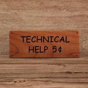 Peut inclure: Une enseigne en bois avec le texte "TECHNICAL HELP 5$" en lettres noires.