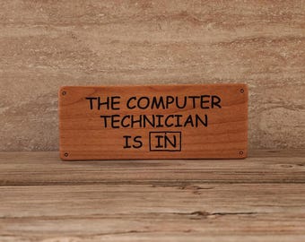 Peut inclure: Une pancarte en bois avec le texte "The Computer Technician is IN" en lettres noires.