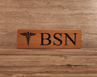 Znak BSN, grawerowany laserowo, znak z bloku drewnianego, znak pielęgniarski, prezent BSN, prezent na ukończenie studiów BSN, znak pielęgniarski, pielęgniarka bsn, bsn rn, osoba siedząca na półce, rn