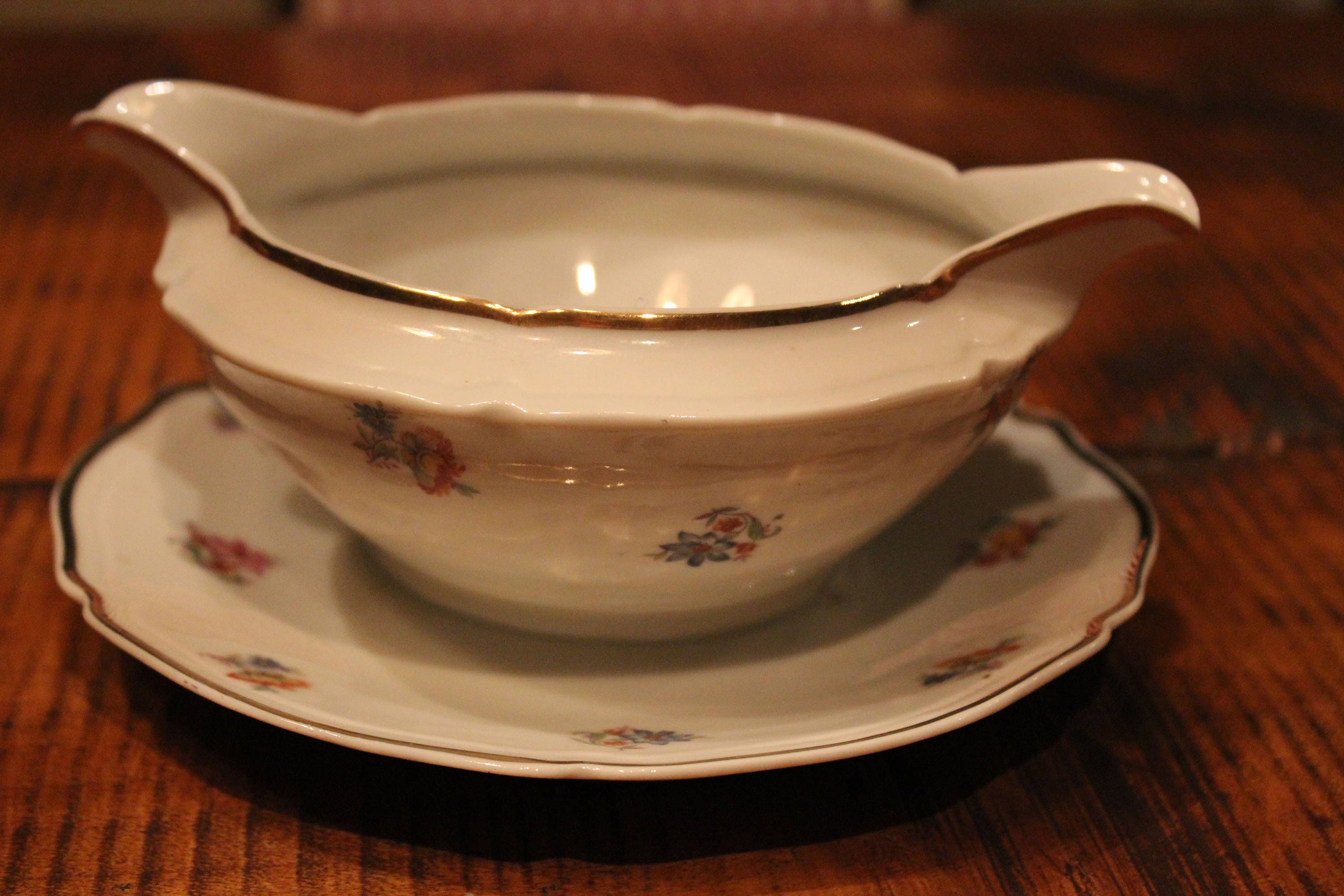 Français Bateau de Gravy Porcelaine Cru avec La Garniture et Les Fleurs d'or