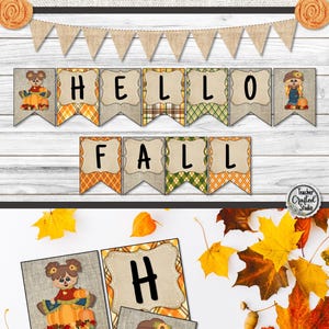 K&ouml;nnte beinhalten: Ein dekoratives Banner mit dem Text Hello Fall, bestehend aus Wimpeln in Jute- und Karomustern. Das Design enth&auml;lt Illustrationen von Vogelscheuchen und K&uuml;rbissen. Das Banner wird mit einer Schnur aus Jutedreiecken und orangen Stoffblumen pr&auml;sentiert.