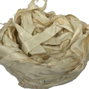 Ruban de soie Sari Undyed Natural de la marque Knitsilk en écheveaux Ivoire