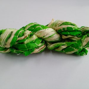 Tintura SHIBORI / Filato super voluminoso per nastri di seta Sari - Verde crema - Strisce di seta - Ottimo per tecniche miste, creazione di tappeti, gioielli / 25+ iarde