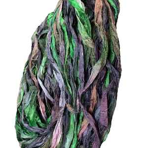 Hilo de cinta de seda sari reciclado (verde, negro, sombreado, 50 g) - Cinta bohemia - Tiras de seda - Ideal para collares, fabricación de alfombras y joyería