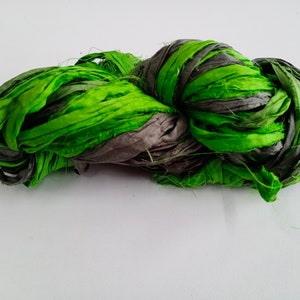 Nastro di seta Sari filato super voluminoso - Nastri di seta Sari grigio verde - Strisce di seta - Ottimi per tecniche miste, creazione di tappeti, gioielli / 25+ iarde