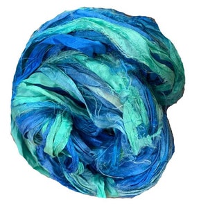 Filato di nastro di seta Sari riciclato - Blu ceruleo e blu - 50 GMS - Nastro Boho - Strisce di seta - Ottimo per collane, creazione di tappeti, gioielli