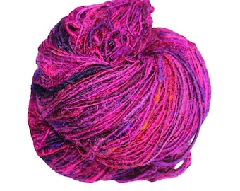 Transformeer uw handwerk met PREMIUM gerecycled Sari-zijdegaren in magenta - 160 yards per 100 gram