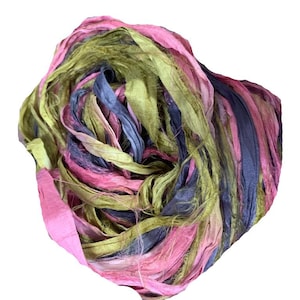 Filato di nastro di seta Sari riciclato - rosa, verde, blu sfumato - 50 GMS - Nastro Boho - Strisce di seta - Ottimo per collane, creazione di tappeti, gioielli