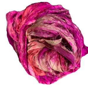 Filato di nastro di seta Sari riciclato - rosa caldo sfumato - 50 GMS - Nastro Boho - Strisce di seta - Ottimo per collane, creazione di tappeti, gioielli
