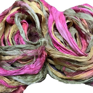 Recyceltes Sari-Seidenbandgarn - Pink, Grün, Gelb schattiert -50 GMS - Boho Ribbon - Seidenstreifen - ideal für Halsketten, Teppichherstellung, Schmuck