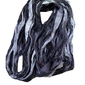 Filato di nastro di seta Sari riciclato - Nero e grigio - 50 GMS - Nastro Boho - Strisce di seta - Ottimo per collane, creazione di tappeti, gioielli