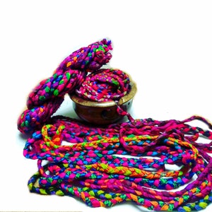 Nastro di seta Sari intrecciato a mano in pura seta, cordino a 3 strati, funky, in tessuto riciclato, per avvolgere i gioielli, nastro intrecciato in filato artistico: una libbra