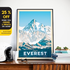 Puede incluir: Un diseño de póster de viaje vintage con el Monte Everest, el Himalaya, Asia. El póster está ilustrado con una cordillera, un cielo azul y excursionistas en primer plano. El texto "Mount Everest, The Himalayas, Asia" está impreso en la parte inferior del póster.