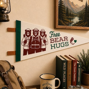 Gratis vilten wimpel van Bear Hugs National Park | Avontuurbord | Ontdekkingsreiziger kunst aan de muur | Banner wandelkamp | Buitencadeau | Reiskunst