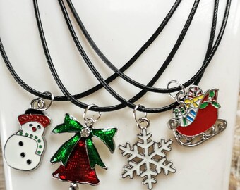 4 x Enamel Santa Gold Plated Pendant Charms Xmas Father Christmas 19mm 4 x Enamel Santa Gold Plated Pendant Charms Xmas Father Christmas 19mm