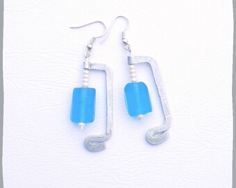 Boucles d'oreilles graphiques aluminium perle en verre bleue